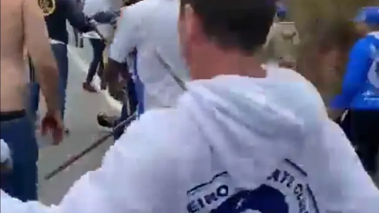 Odvratan obračun navijača na autocesti, bilo je šipki, mačeta, krvi. Zarobljenog vođu udarali svi po redu