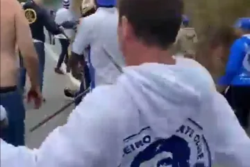 Odvratan obračun navijača na autocesti, bilo je šipki, mačeta, krvi. Zarobljenog vođu udarali svi po redu