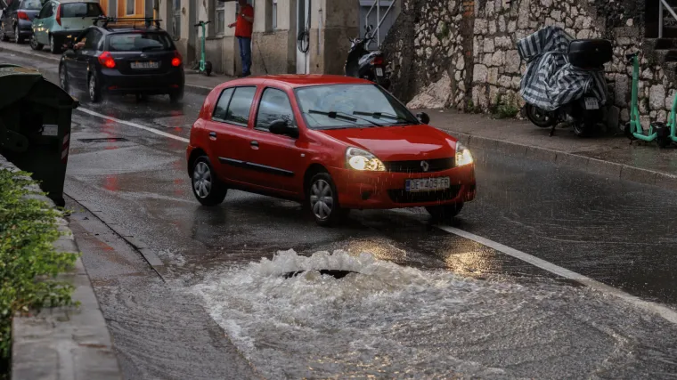 Upozorenje za vozače! Nesreća na A3 kod Svete Nedjelje. Kolnici su mokri i skliski, a mogući su i odroni...