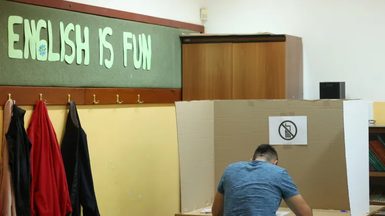 Nema kraja bizarnostima s izbora u BiH. Mu&scaron;karac motornom pilom poku&scaron;ao utjecati na birače