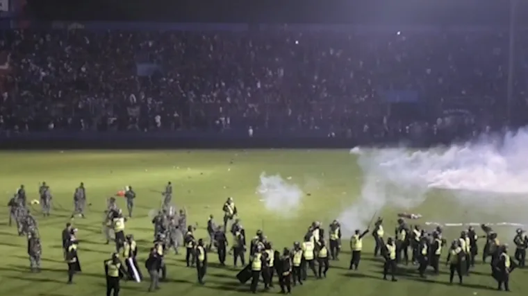 Tragedija na utakmici u Indoneziji, poginulo najmanje 125 ljudi: 'Neki su zgaženi, neki su pali, a neke su udarali'