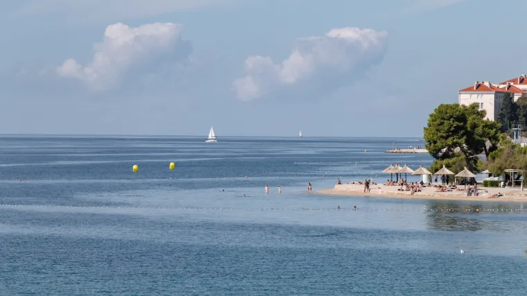 Danas pretežno suho, uz mogući pokoji prolazni pljusak. Idućih dana stabilno i većinom sunčano