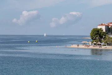 Danas pretežno suho, uz mogući pokoji prolazni pljusak. Idućih dana stabilno i većinom sunčano