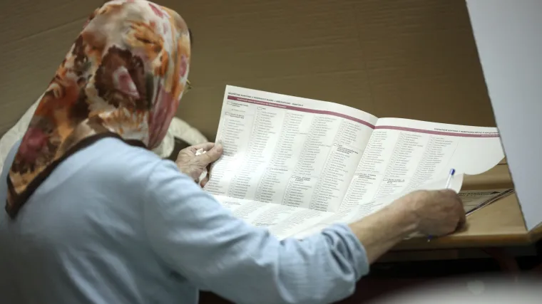 Žene preminula na biračkom mjestu u Sarajevu, dobila je napadaj. Glasanje je privremeno zatvoreno