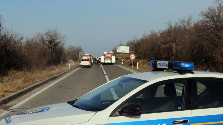 Motociklist poginuo u naletu automobila koji je nepropisno skretao