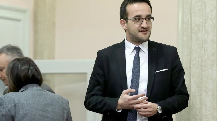 HDZ-ovac predao titulu predsjednika Mladeži kćeri tajnice, a poslije se doznalo da su u vezi: 'Ljubav se dogodila...'