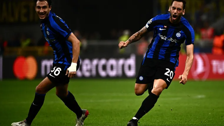 Inter sru&scaron;io Barcelonu, Calhanoglu golčinom matirao Katalonce. Napoli ponizio Ajax usred Amsterdama