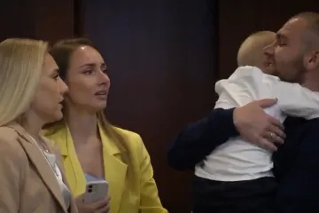 Emotivno! Pogledajte susret branitelja iz Azovstala sa svojim obiteljima nakon što su bili u zarobljeništvu