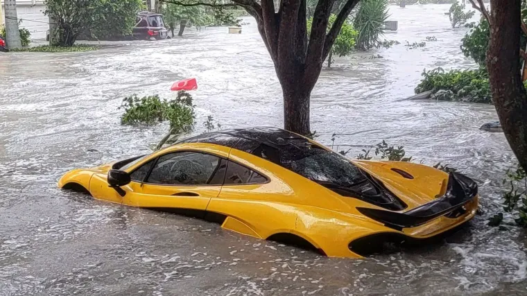 Vlasnik ga je imao tek nekoliko dana: Uragan uništio auto od milijun dolara! Nevrijeme ga je doslovce izbacilo iz garaže