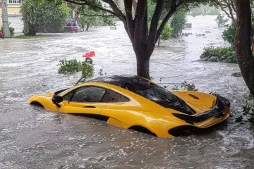 Vlasnik ga je imao tek nekoliko dana: Uragan uništio auto od milijun dolara! Nevrijeme ga je doslovce izbacilo iz garaže