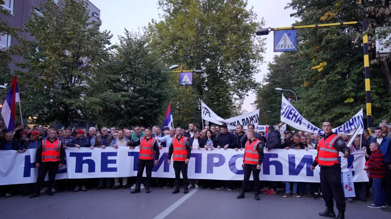 VIDEO/FOTO Schmidta nazvali smećem, vikali 'Mile, lopove', skandirali Jeleni: U Banja Luci veliki prosvjed
