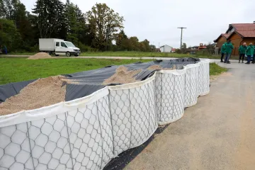 Karlovčani na&scaron;li rje&scaron;enje za debakl s box barijerama. Hrvatske vode punit će ih pijeskom