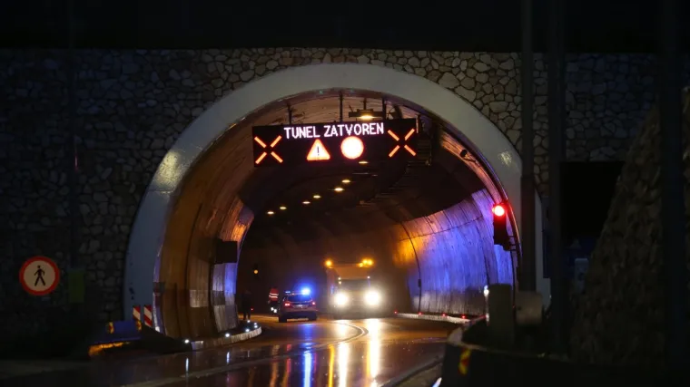 U tunelu sv. Ilija zapalio se auto u vožnji: Službe su hitno reagirale