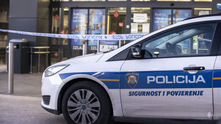 Mu&scaron;karac (63) dobio &scaron;aku u glavu, pao i udario glavom o beton, ugrožen mu je život