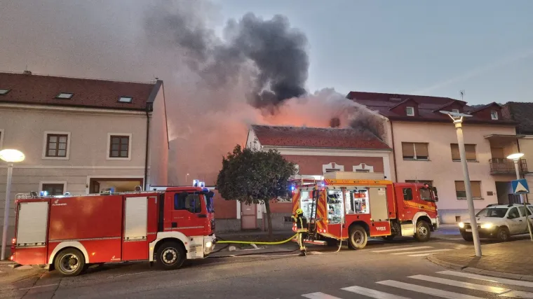 Veliki požar u sredi&scaron;tu grada probudio Požegu: Vatrogasci se borili da se plamen ne pro&scaron;iri na susjedne kuće