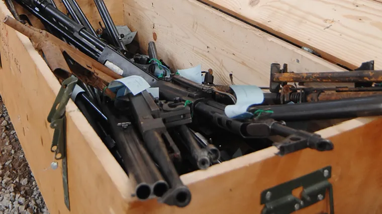 71-godišnjakinja predala policiji pušku, pištolj i metke. Mladić pronašao protutenkovsku minu u močvari