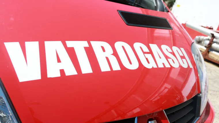 Vatrena stihija u centru Požege, vatra izbila u jednoj kući, pro&scaron;irila se na drugu, vatrogasci se bore