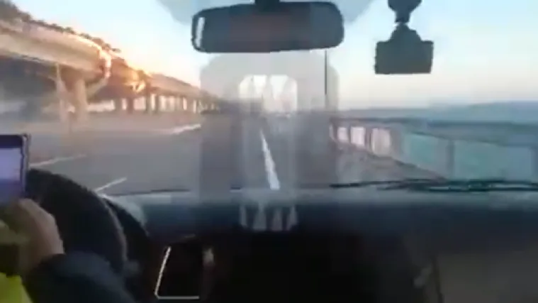 Ovako je izgledala vožnja po Krimskom mostu kada ga je zahvatio plamen