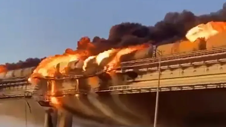 Gori most na Krimu, omraženi simbol ruske okupacije koji je otvorio sam Putin. Čula se prvo jaka eksplozija