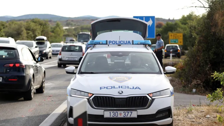 Jedna osoba poginula u sudaru cisterne i kombija, na intervenciju iza&scaron;li i vatrogasci