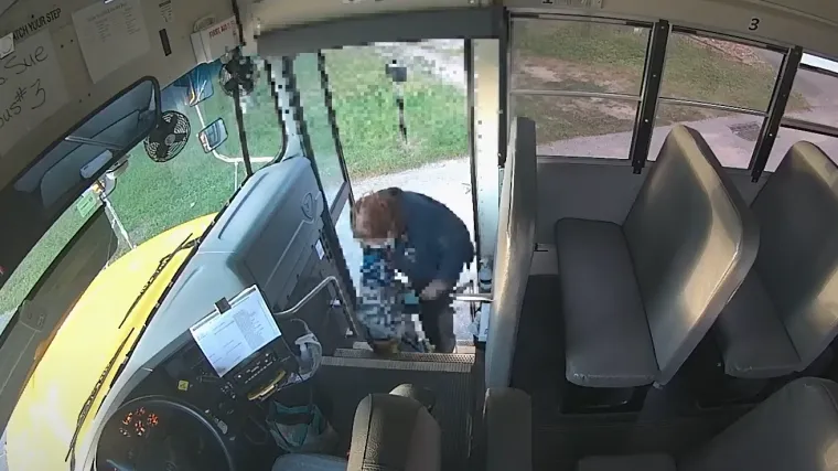VIDEO Vozačica &scaron;kolskog autobusa spasila dvogodi&scaron;njaka nakon &scaron;to je otet u krađi automobila