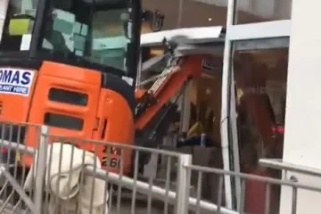 Nisu mu isplatili novac na vrijeme, pa je uzeo rovokopač u svoje ruke i rušio sve pred sobom