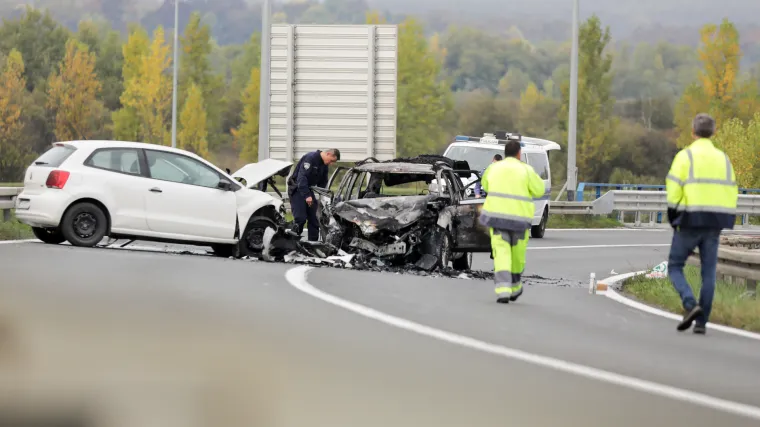 FOTO Poznati detalji nesreće kod Zapre&scaron;ića: Vozači se sudarili retrovizorima, jedan auto skroz izgorio