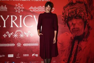 Fabijan Pavao Medvešek pažnju je usmjerio na lijepu suprugu, ali bome se istaknula i glumica u minjaku i seksi čarapama