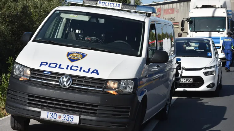 Maloljetnik (17) policajcima zaprijeto zoljom! Uspjeli su mu raketni bacač istrgnuti iz ruku