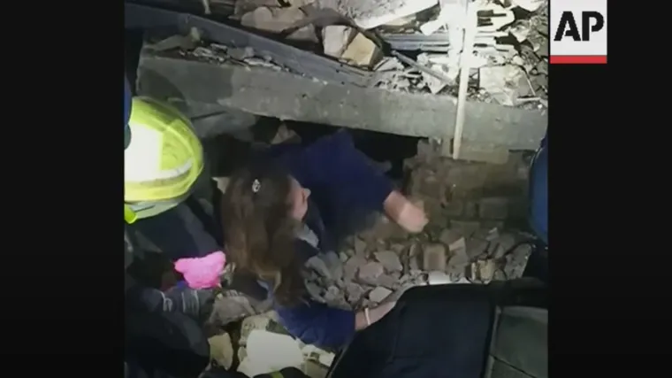 VIDEO Obitelj u Zaporožju preživjela granatiranja skrivajući se u podrumu. Vatrogasci ih izvukli iz ru&scaron;evina