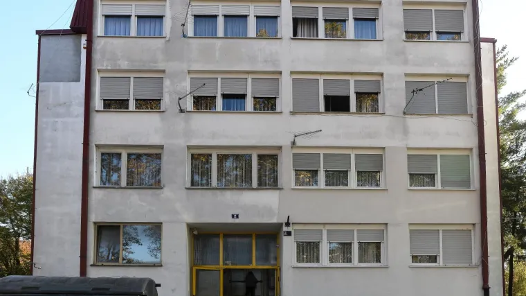 Djevojčica pala sa &scaron;estog kata stambene zgrade. Zadobila četiri prijeloma, na operaciji je