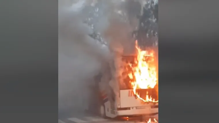VIDEO U Đakovu se zapalio autobus. Požar gasilo 12 vatrogasaca