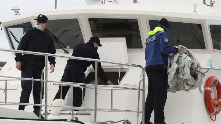 Zapovjednik teretnog broda smrtno stradao na palubi, okolnosti slučaja istražuje policija