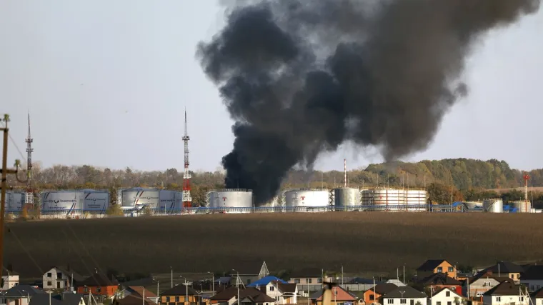 Zapalio se ruski spremnik s gorivom blizu granice s Ukrajinom: 'Granatirali su nas'