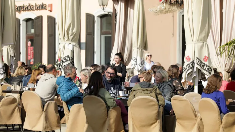 I dalje ostaje vrlo toplo, iznadprosječno za ovo doba godine. Temperature idu do 24 Celzijusa