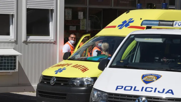 Hitna pomoć spasila život 80-godi&scaron;njaku, a on ih zatim napao, ozlijedio i urlao da su 'usta&scaron;e'