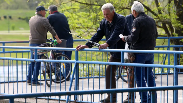 Sve vi&scaron;e umirovljenika radi, ali uvjeti s kojima se suočavaju su često očajni: Neki rade po 12 sati, i to te&scaron;ke fizičke poslove