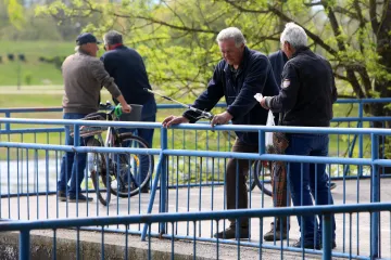 Sve više umirovljenika radi, ali uvjeti s kojima se suočavaju su često očajni: Neki rade po 12 sati, i to teške fizičke poslove