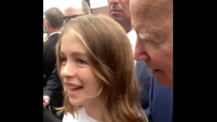 VIDEO 'Jezivi Joe' opet u akciji, Biden pri&scaron;ao tinejdžerki i &scaron;aptao joj na uho: 'Bez ozbiljnih frajera...'