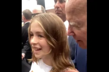 VIDEO 'Jezivi Joe' opet u akciji, Biden prišao tinejdžerki i šaptao joj na uho: 'Bez ozbiljnih frajera...'