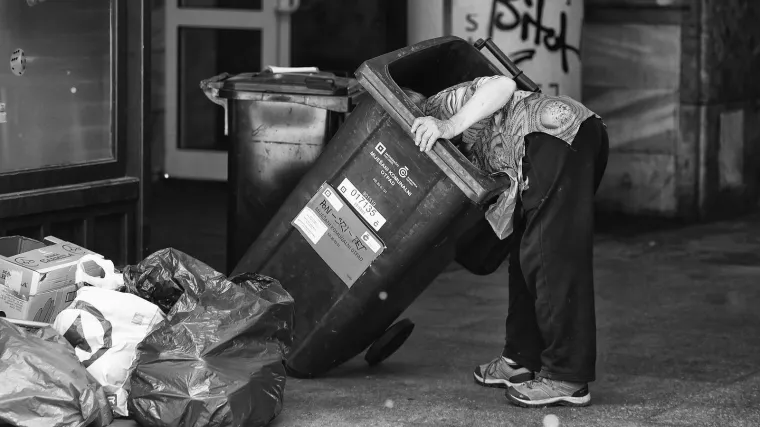 Radi vi&scaron;e od 23.000 umirovljenika: 'Stoje na blagajnama po 4 sata, a neki su konobarili i 12 sati'