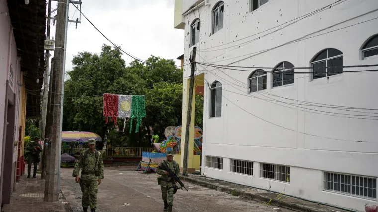 Masovna pucnjava u baru, ubijeno &scaron;est žena i pet mu&scaron;karaca. Napadače jo&scaron; traže