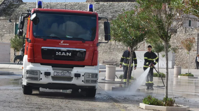 Dvoje mladih prepustilo se nježnostima uz popularnu jadransku plažu, zaigrali se, pa ih spašavali vatrogasci