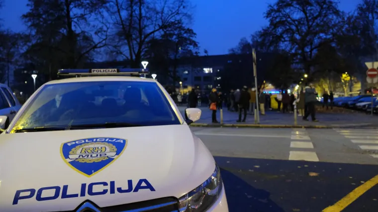 Tri pijana mu&scaron;karca se potukla u kafiću u Glini. Jedan od njih stolicom udario policajca