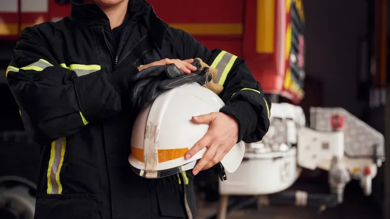 Čudesna žena! Trudna vatrogaskinja sudjelovala u prometnoj nesreći, spasila čovjeka, a onda rodila