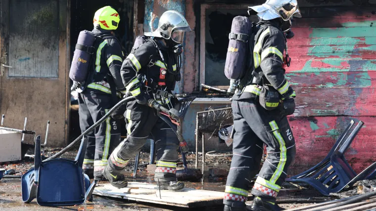 FOTO U Zagrebu se zapalila kuća. Vatrogasci iz konstrukcije izvukli dvije plinske boce