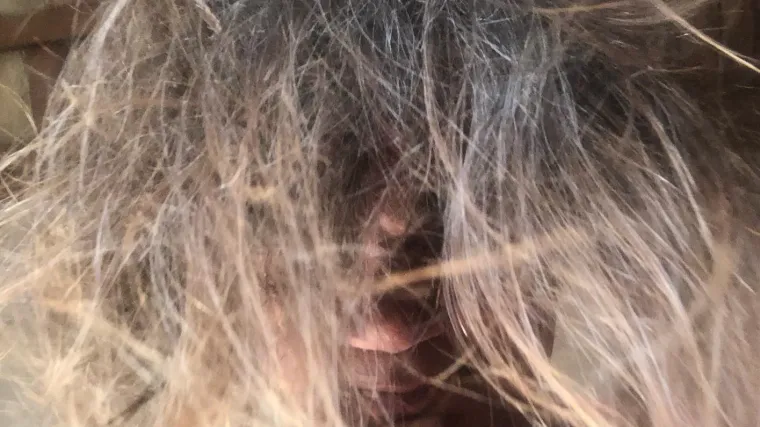 Prepoznajete li domaćeg političara iza ove divlje frizure? Slikao se toples: 'Nina je postao Johnny The Sexy Man'