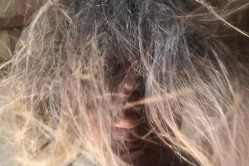 Prepoznajete li domaćeg političara iza ove divlje frizure? Slikao se toples: 'Nina je postao Johnny The Sexy Man'