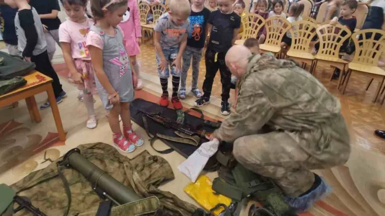 Dokle ide ludilo? Djecu u ruskom vrtiću vojnik uči kako rukovati oružjem?