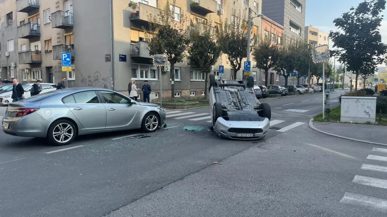 Te&scaron;ka nesreća na zagrebačkoj Tre&scaron;njevci, auto zavr&scaron;io na krovu: 'Tamo se počela stvarati velika gužva'